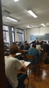 pessoas_adultas_em_uma_sala_de_aula-169x300 Educação & Concursos
