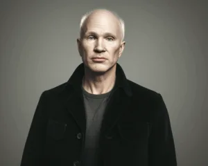 ryan-murphy-rebate-crticas-sobre-monstro-a-histria-de-ed-gein-300x240 Entretenimento & Cultura